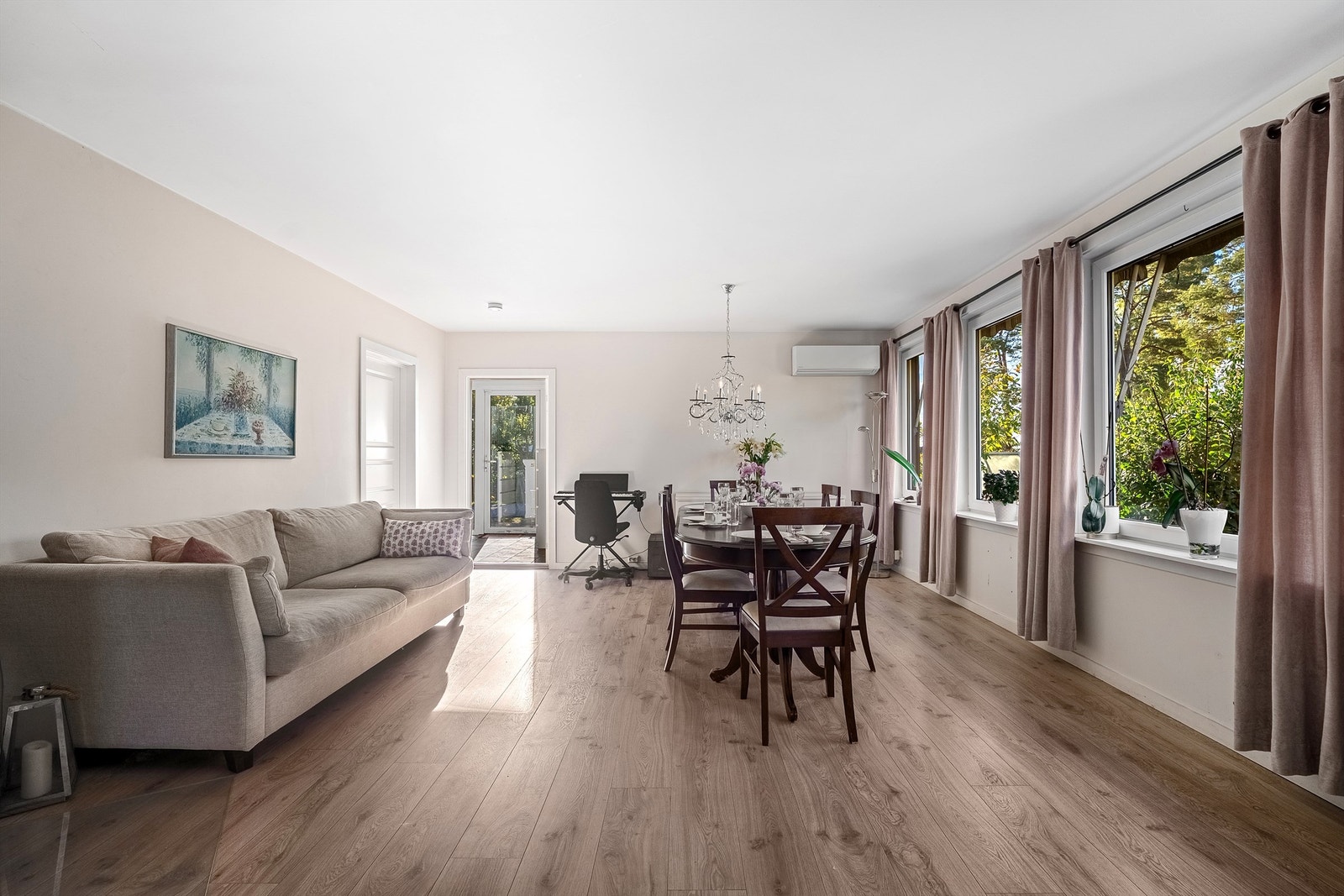 Det er varmepumpe på vegg. Fra stuen er det videre inngang til vindfang, soverom og bad. Galleribilde