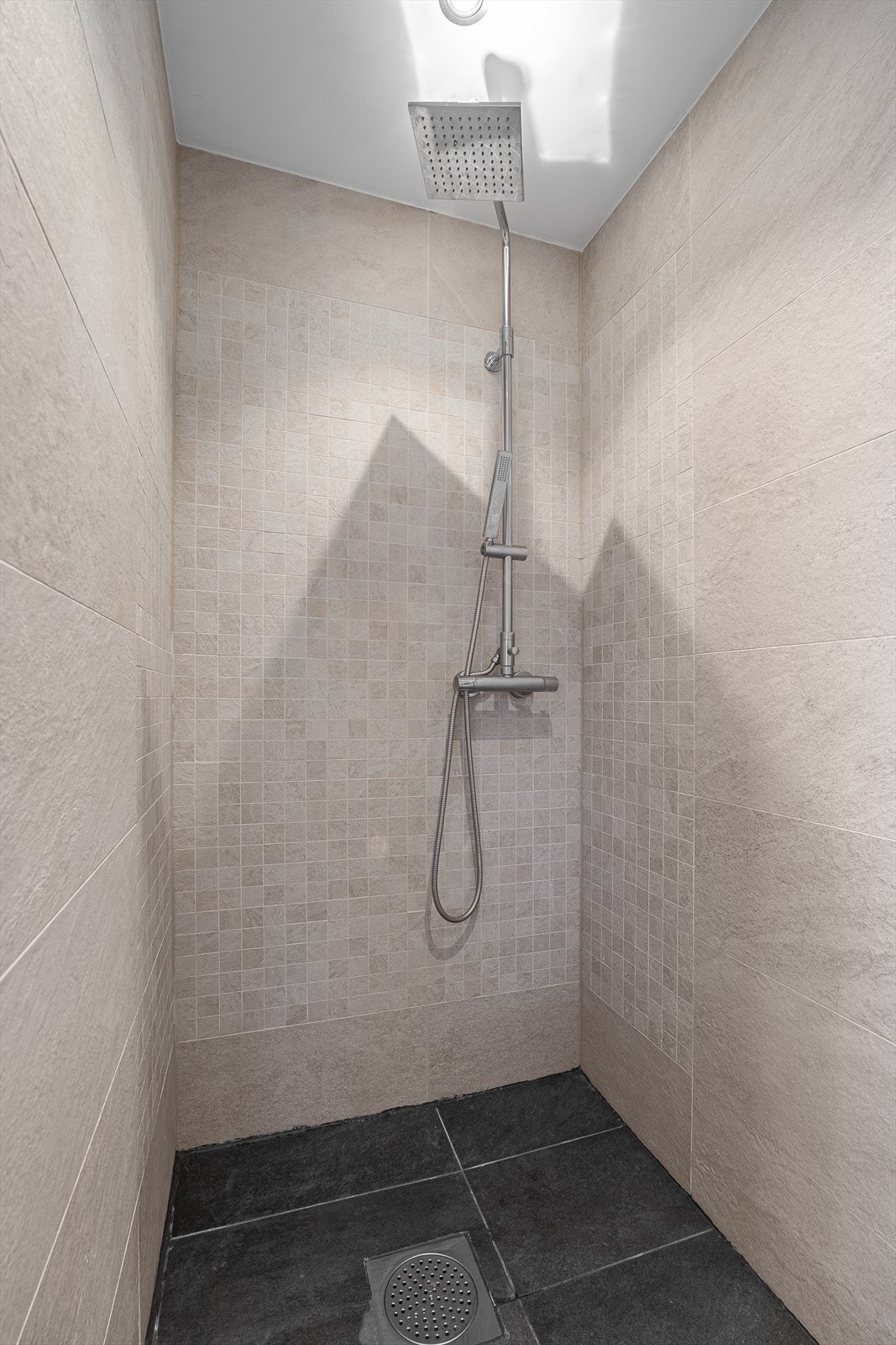 Dusjnisje med regndusj. Galleribilde