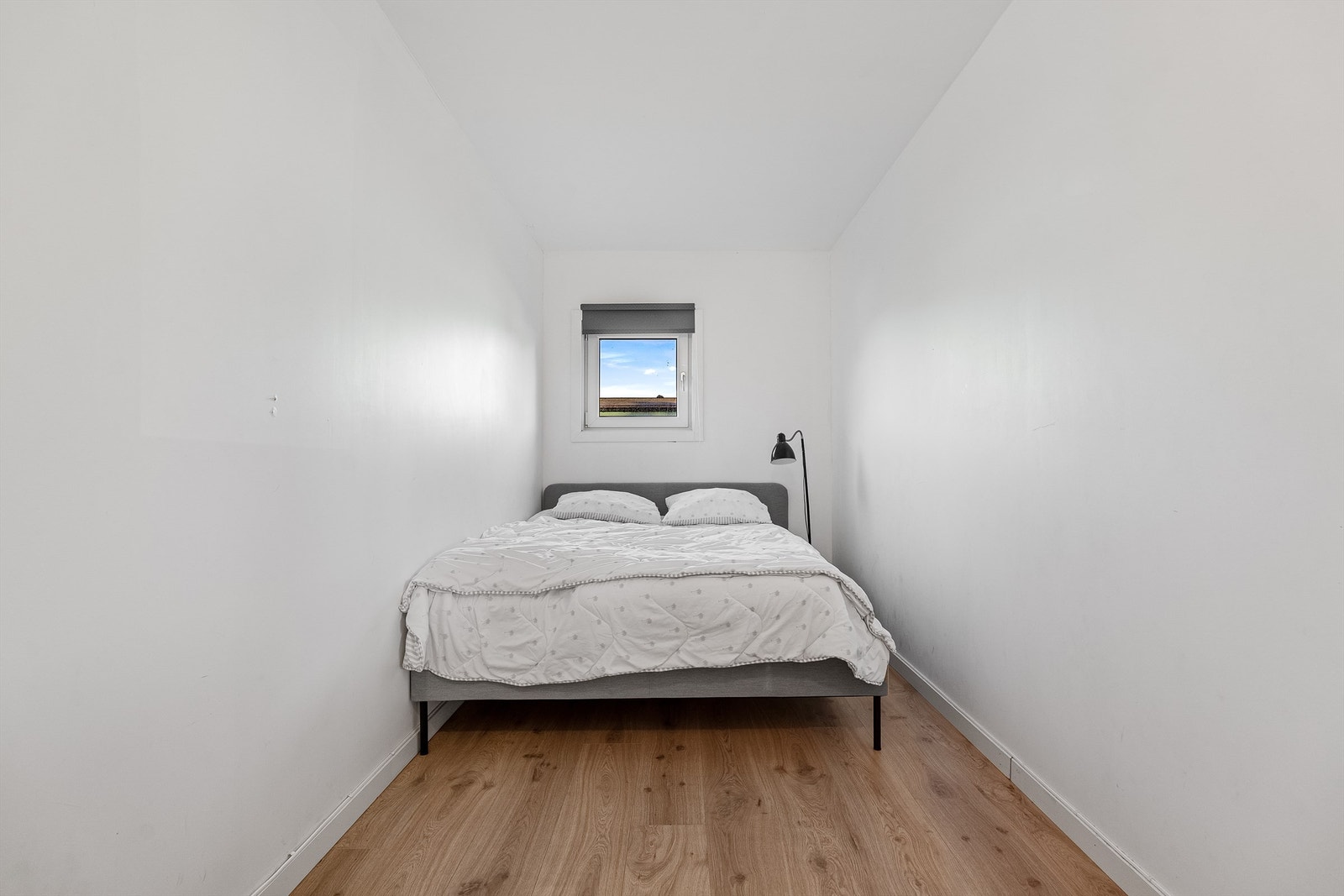 Plass til dobbeltseng med tilhørende møblement. Galleribilde