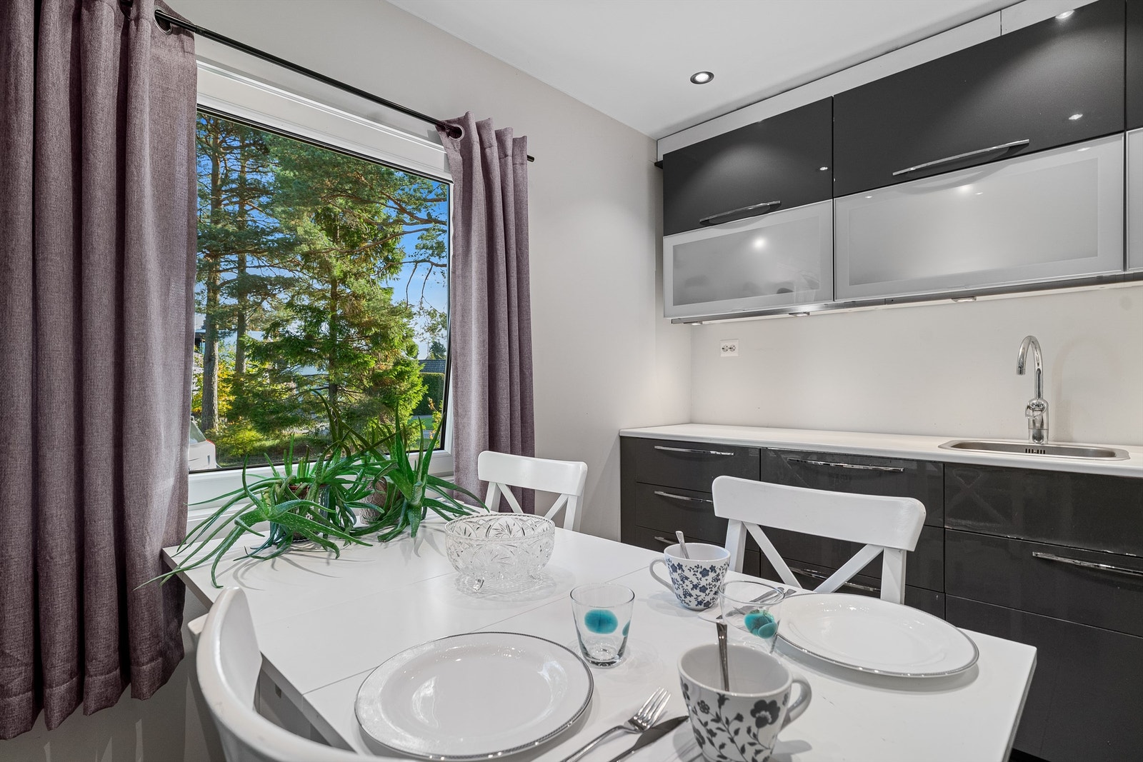 Hyggelig og grønt utsyn fra kjøkkenet. Galleribilde