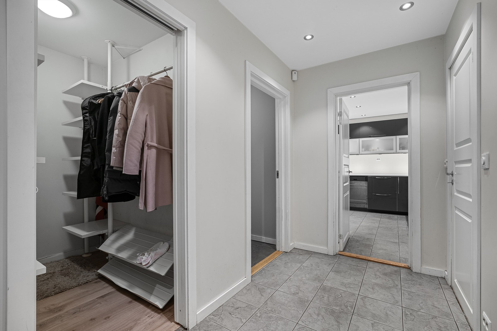 Inngangsparti nr. 2. Praktisk bod med plass til ytterbekledning. Det er også varmekabler i gang og videre inn på kjøkken. Galleribilde