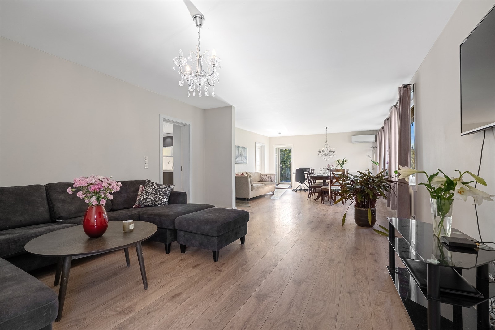 Stuen/spisestuen er meget romslig med god plass til en større sofagruppe og spisegruppe. Galleribilde