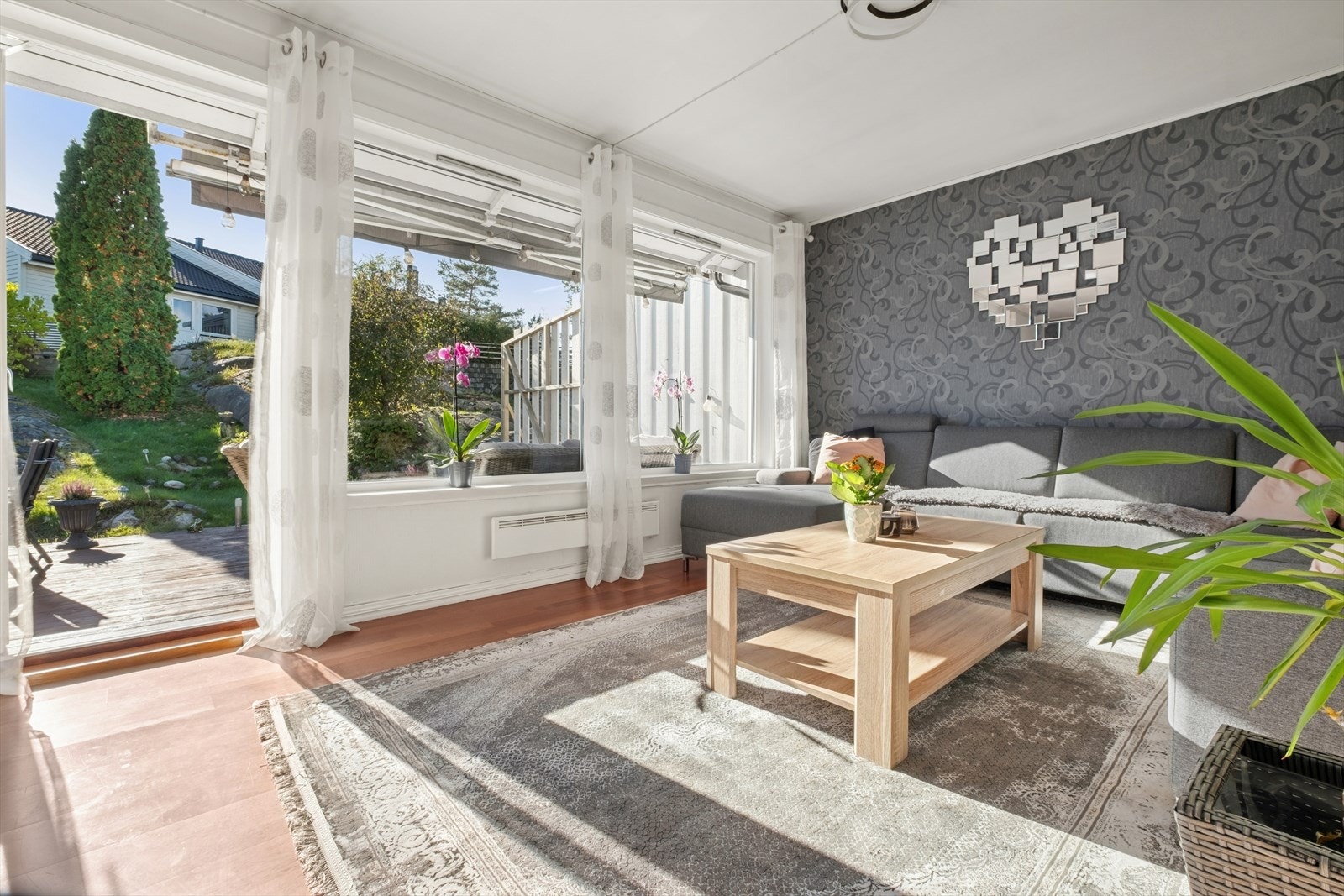 De store vindusflatene sørger for godt med naturlig sollys, samtidig som det er lite innsyn Galleribilde