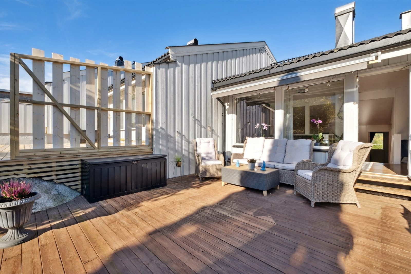 Terrassen blir familiens naturlige samlingspunkt under sommerhalvåret. Galleribilde