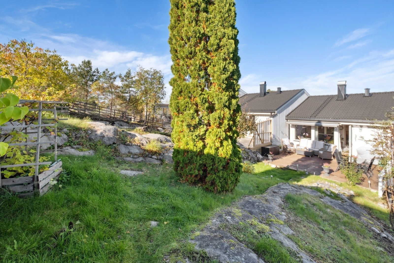 Det medfølger en liten hage. Perfekt for lek og rekreasjon. Galleribilde