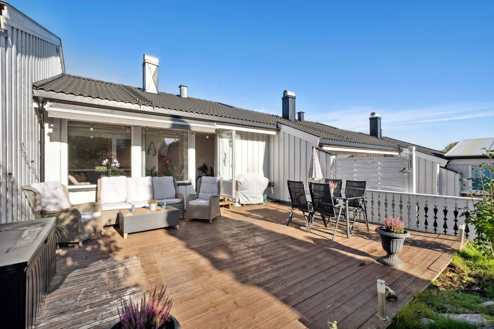 Rekkehus over to plan i et barnevennlig område Galleribilde