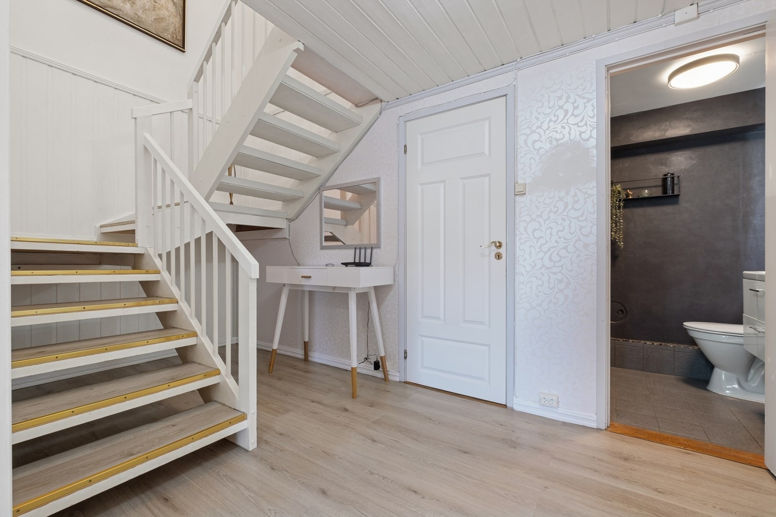 Romslig og luftig entre/hall Galleribilde