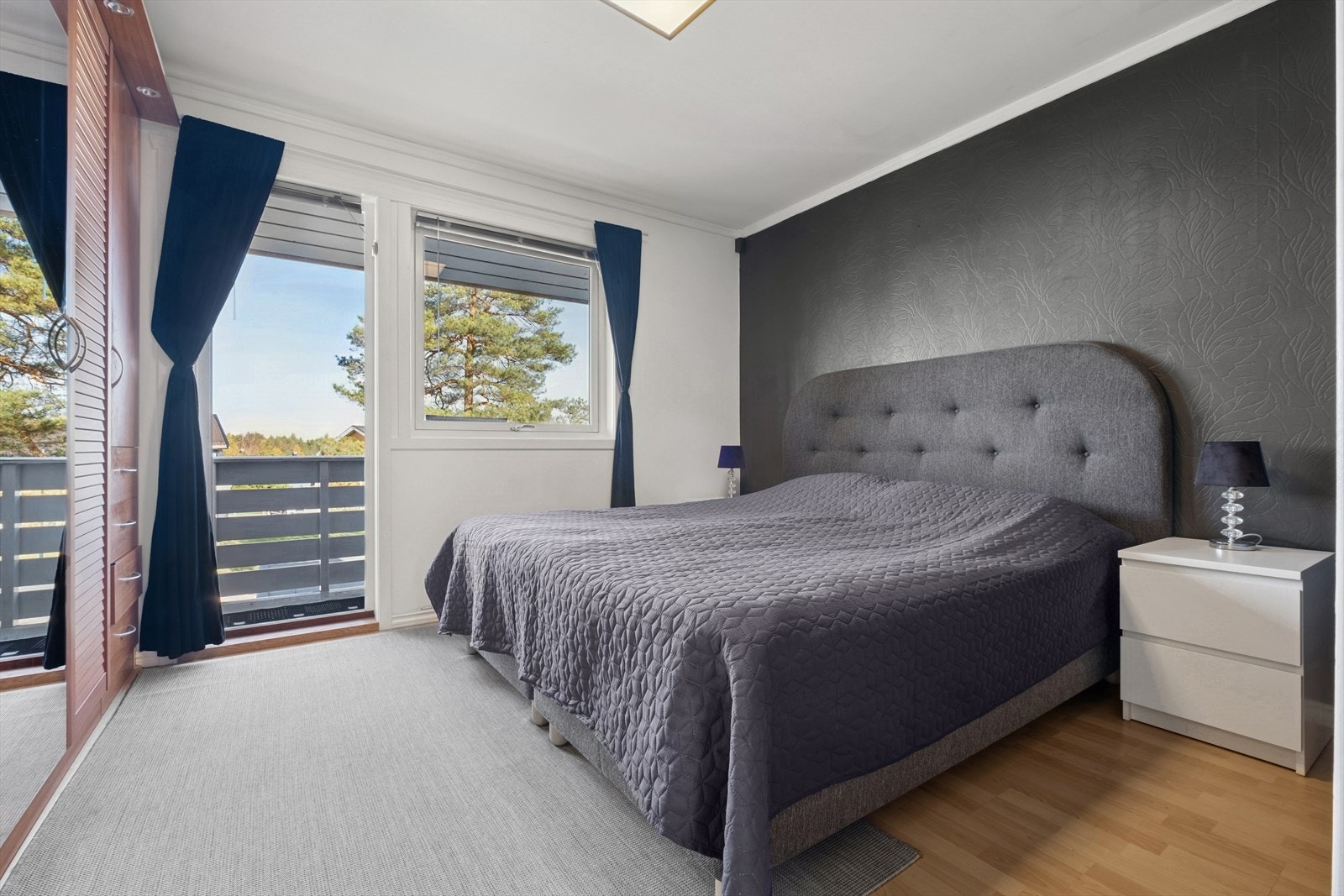 I hovedetasjen er det et romslig soverom. Det er utgang til en hyggelig balkong Galleribilde