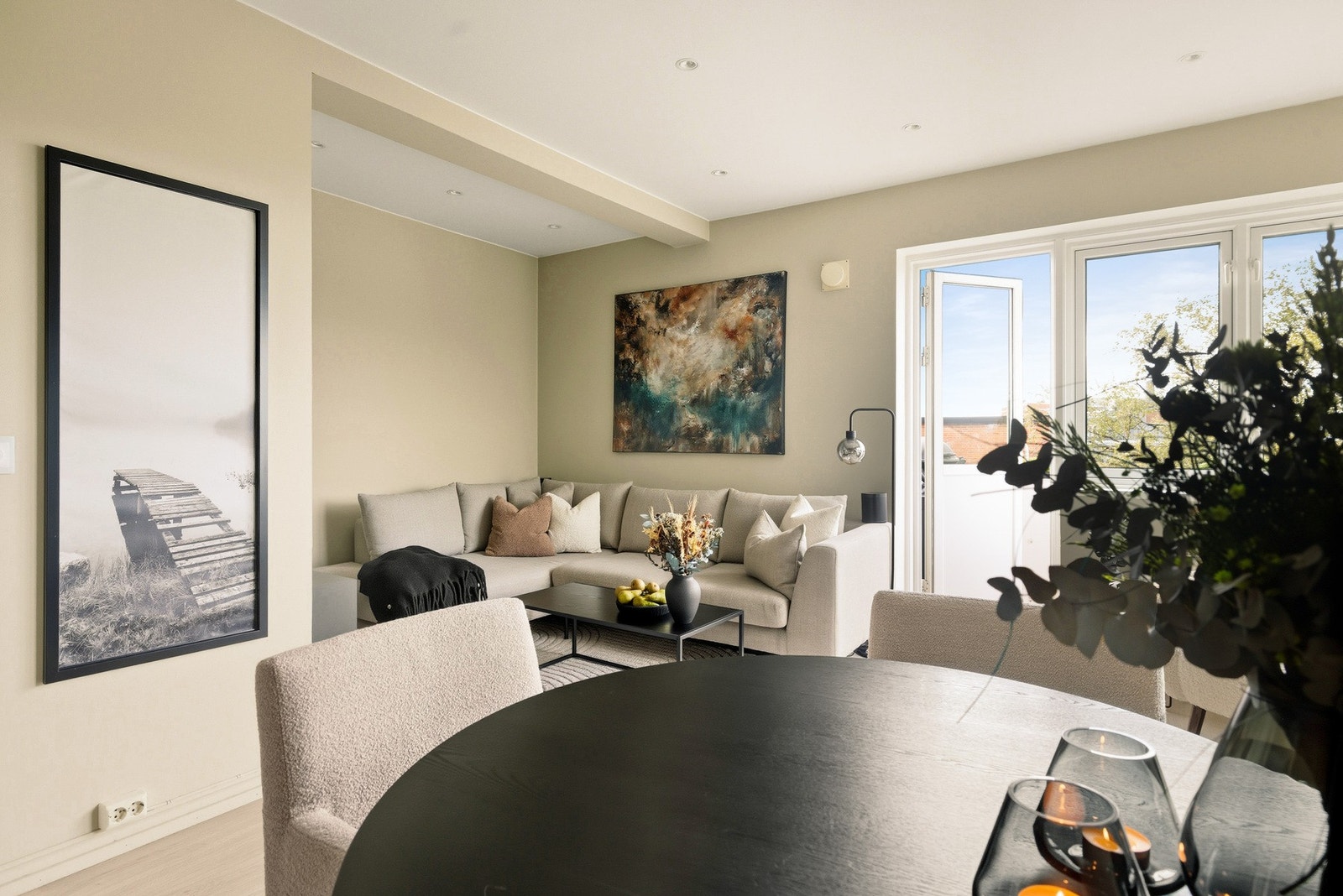 Om man ikke vil ta middagen i sofaen, er det plass til spisebord i stuen. Galleribilde