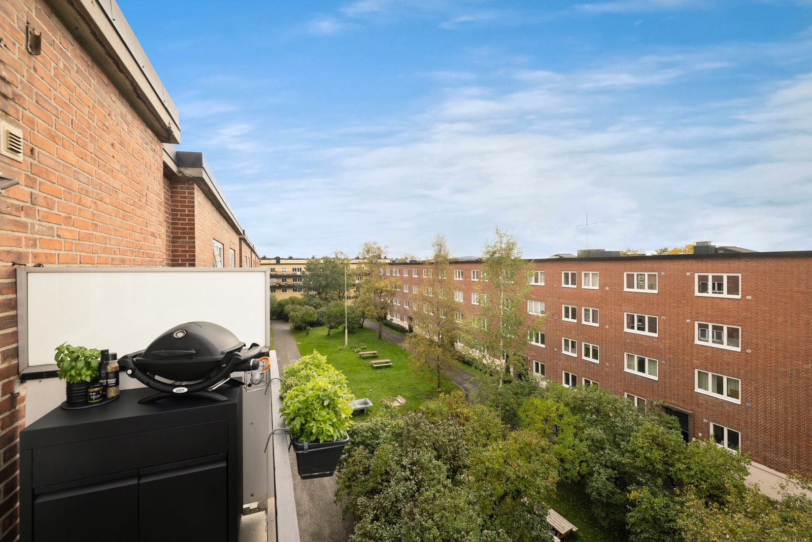 Det er bra med plass til både utemøblement og grill, om du vil. Galleribilde