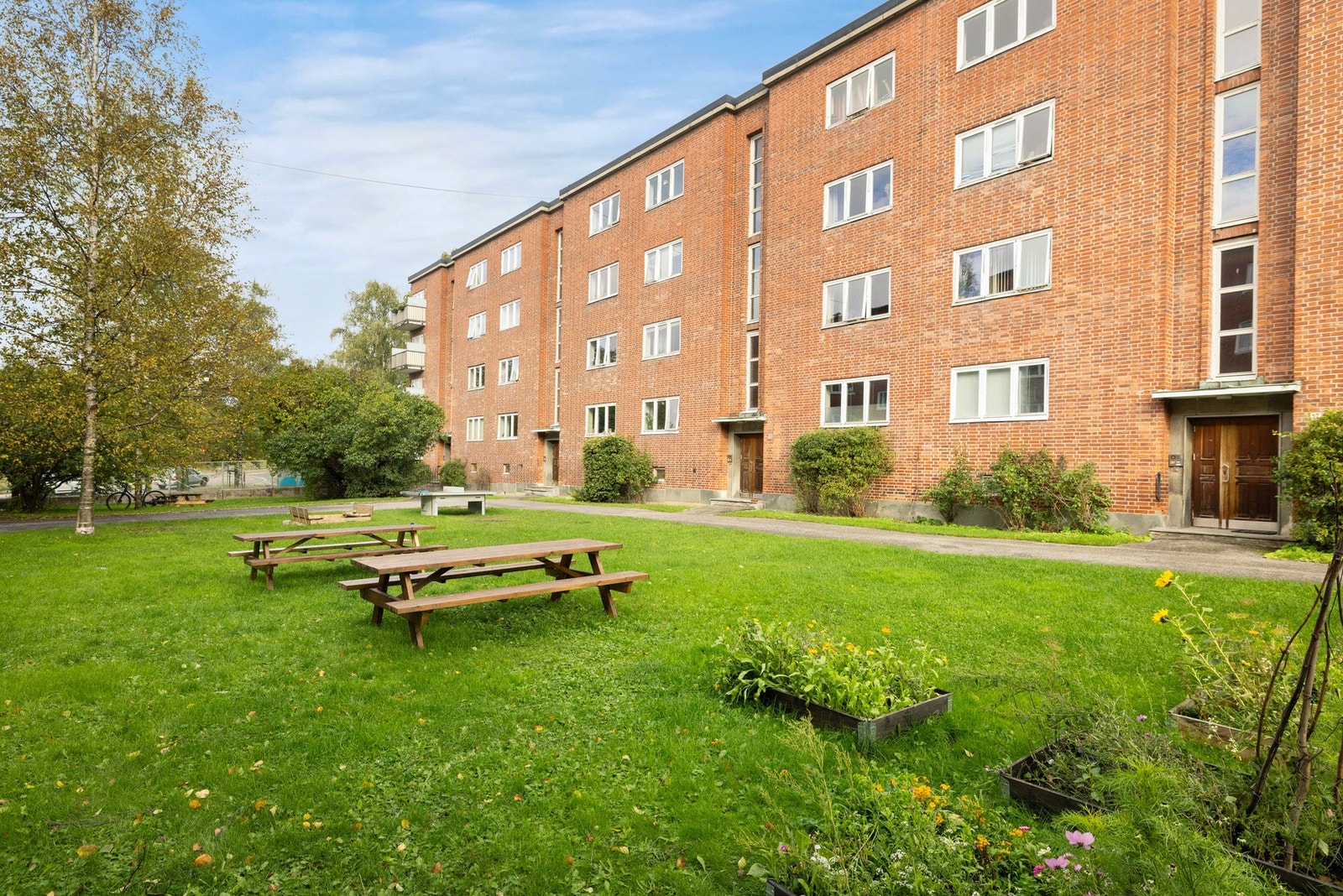 Her har man en flott opparbeidet felles bakgård, med gressplen, beplantning og sittegrupper. Galleribilde