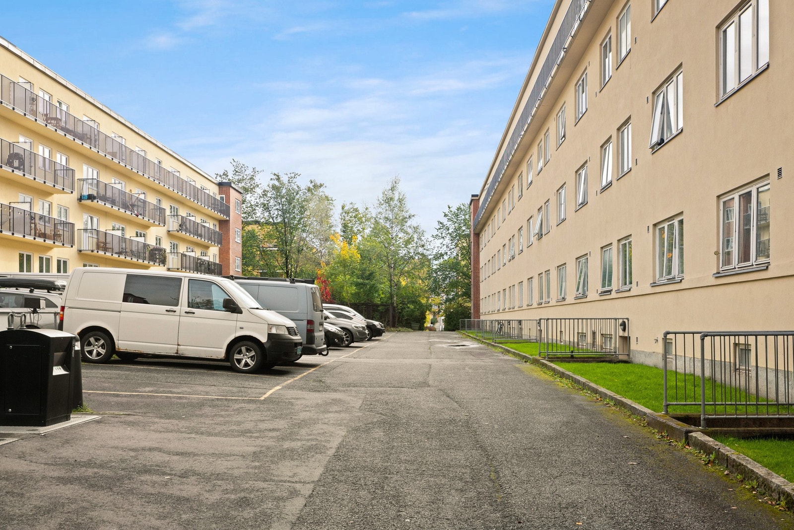 Det er tidvis mulighet for å leie parkeringsplass. Styret informerer om at det er ingen på venteliste per i dag og at det ikke er fullt. Galleribilde