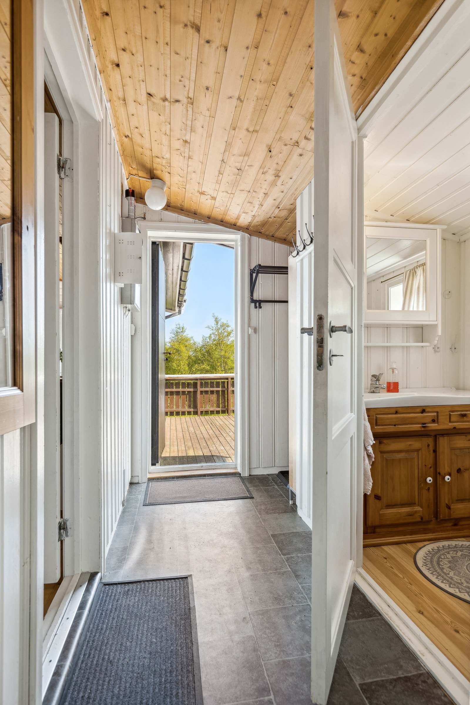 Velkommen inn! Entreen har plass til å henge fra seg yttertøyet og sette fra seg sko. Galleribilde