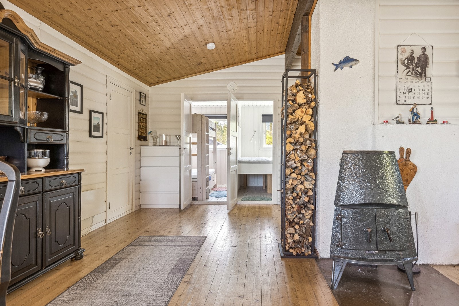 Det er installert vedovn som gir lun og god oppvarming av hytten. Galleribilde
