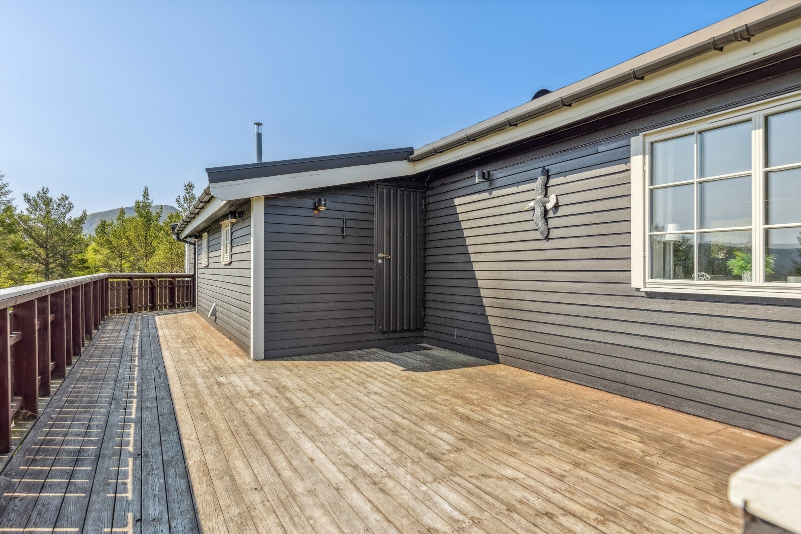 Hytten har ca. 85 kvm med terrasse, og de store uteområdene gir rom for flere sittegrupper. Galleribilde