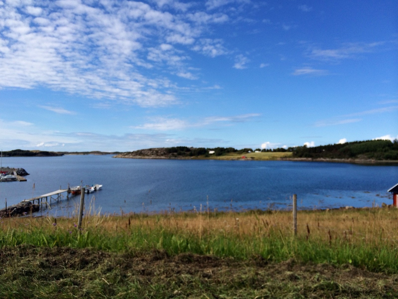 Lysøysund ligger like i nærheten og er et lite bygdesamfunn med butikk og egen festival. Galleribilde