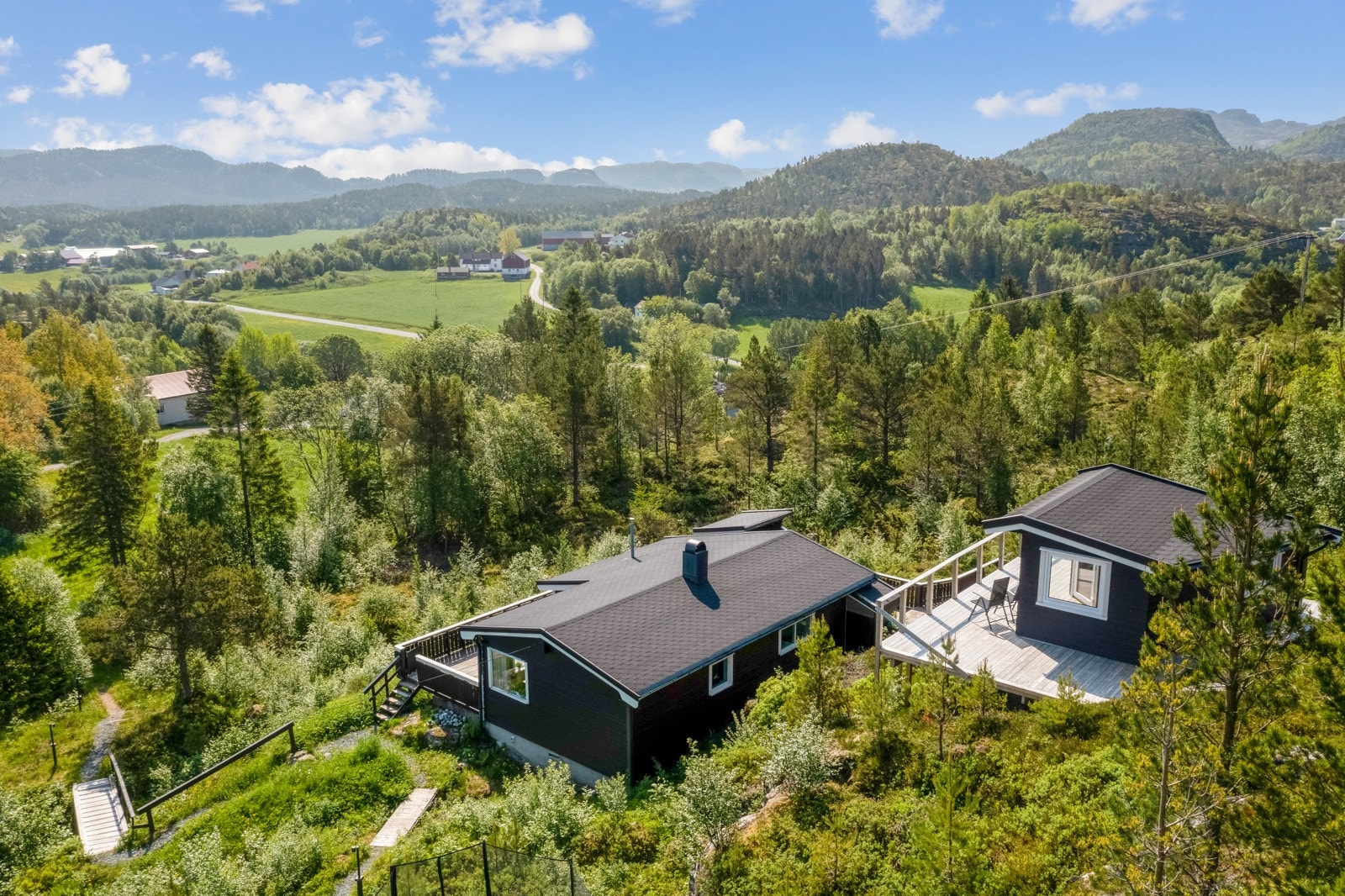 Proaktiv Eiendomsmegling ved Aurora M. Fredriksen har gleden av å ønske velkommen til Asserøyveien 28! Galleribilde