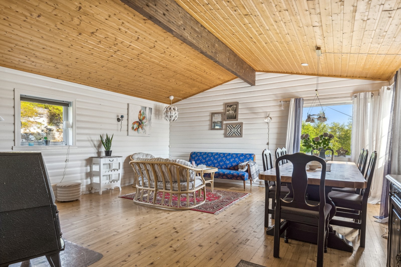 Stuen har god plass til spisegruppen og sofa/tv-møblement. Galleribilde