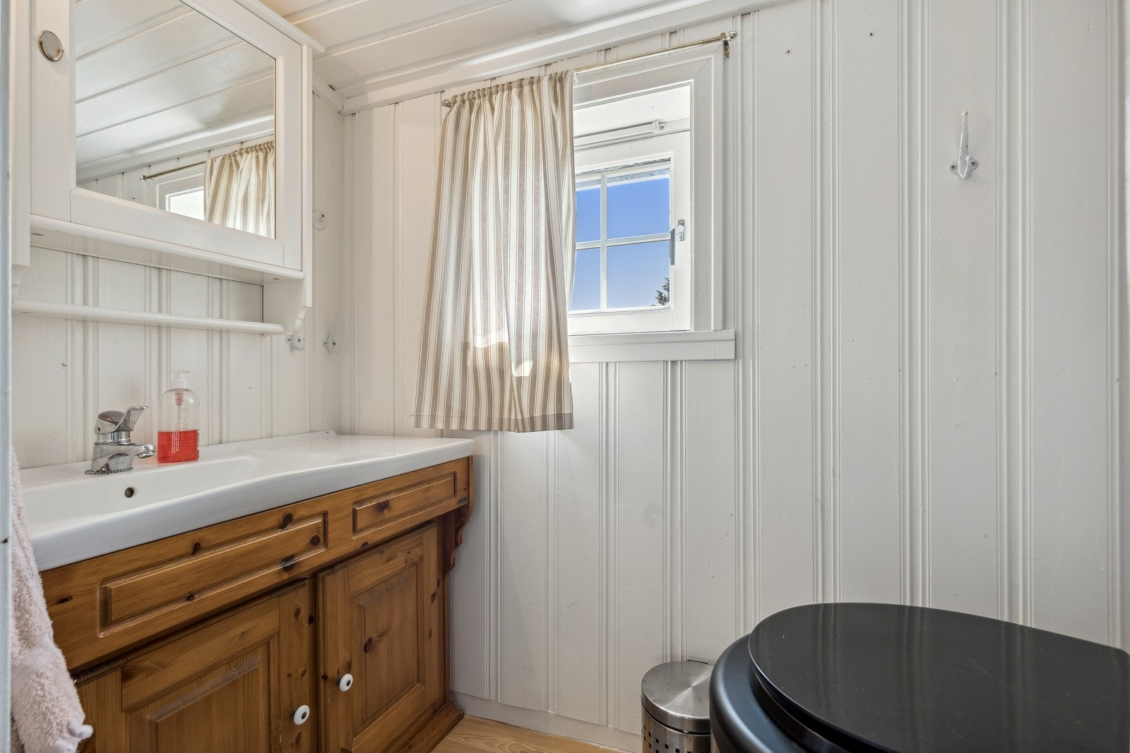 Ved entreen har man et toalettrom med servantskap og Purolett forbrenningstoalett. I tillegg har man utedo i frittstående bygning, samt utedusj i tilknytning til terrassen. Galleribilde