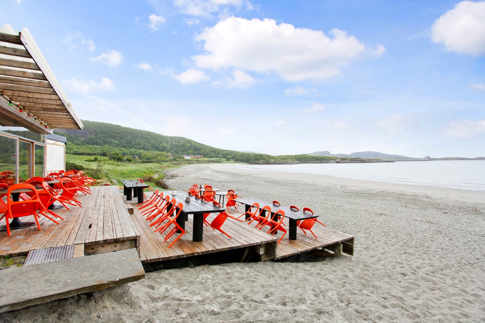 Stokkøya ligger ca 30-40 minutter unna med båt, og er kjent for sin fantastisk flotte sandstrand. Galleribilde