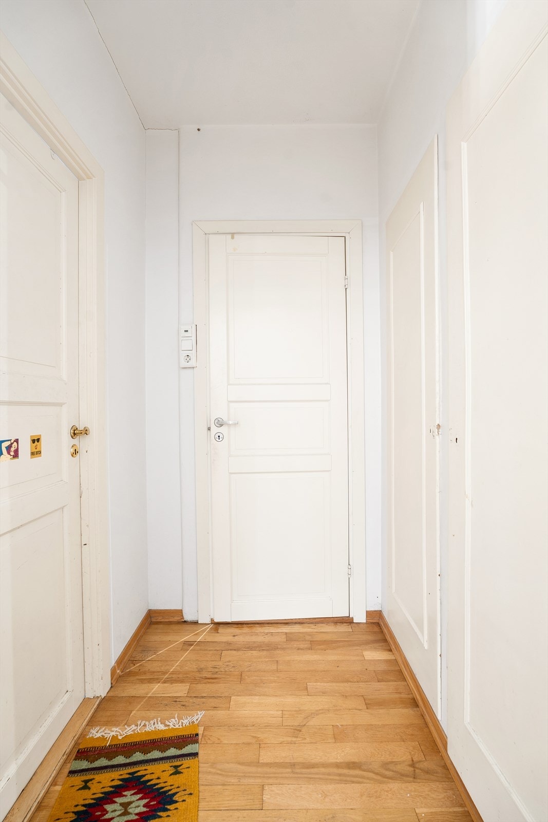 Gang mellom rommene. Galleribilde