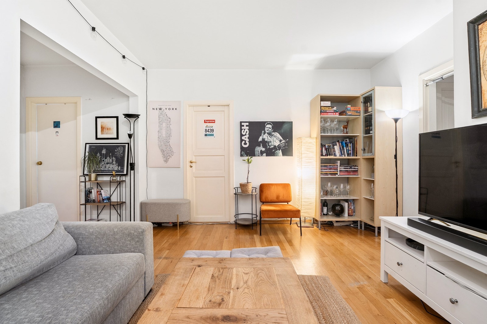 Direkte inngang til 3 av soverommene fra hall. Galleribilde