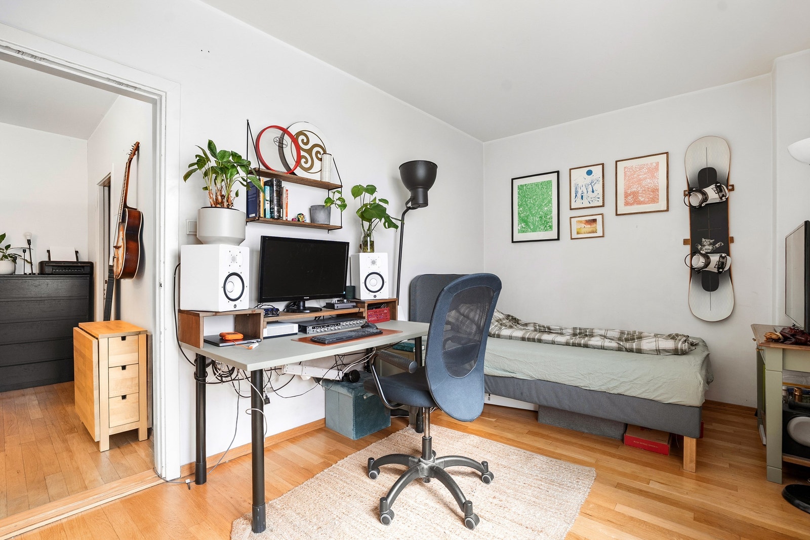 God plass til skrivepult og diverse møblement. Galleribilde