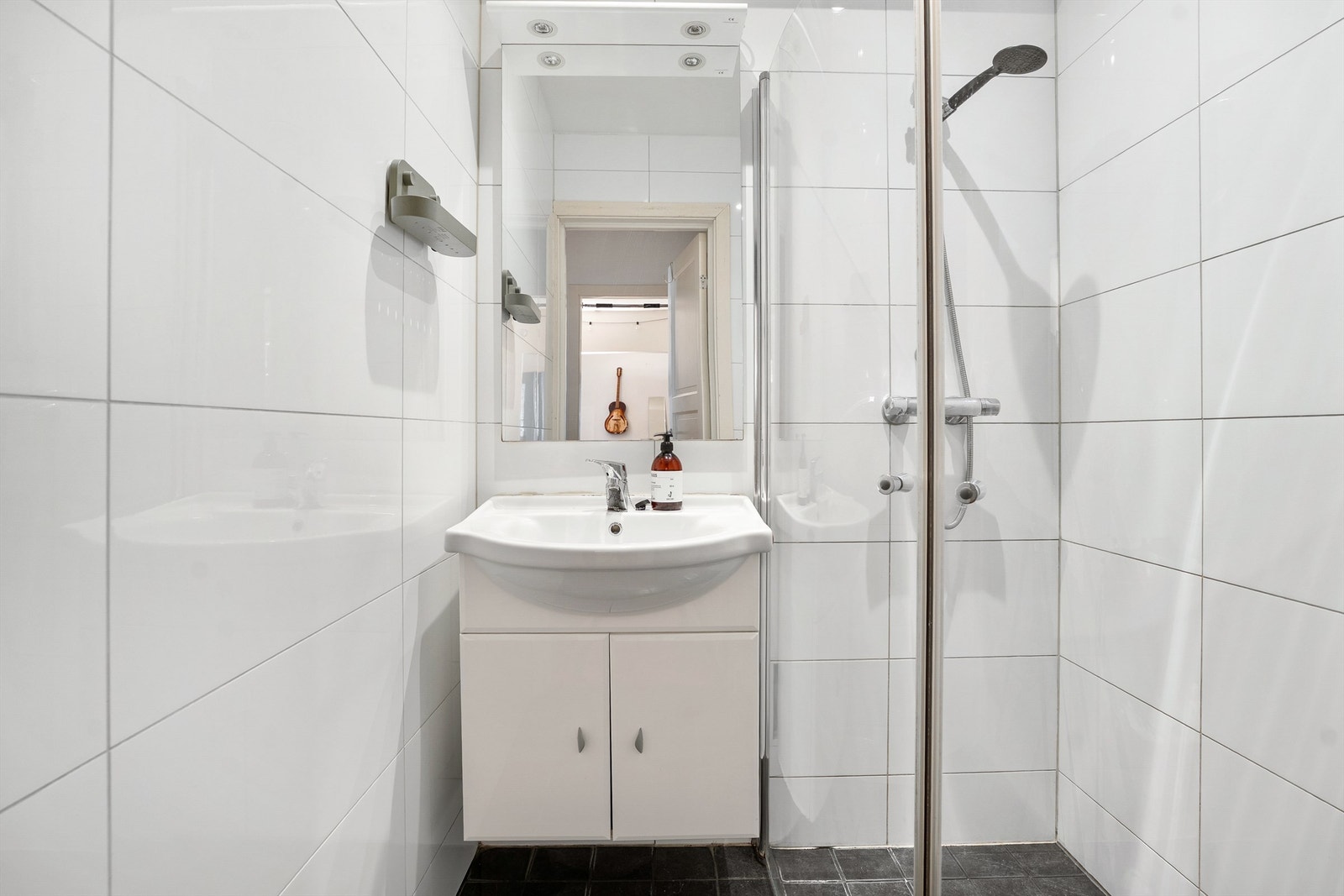 Stilrent baderom med flislagt gulv med gulvvarme og flislagte vegger. Galleribilde