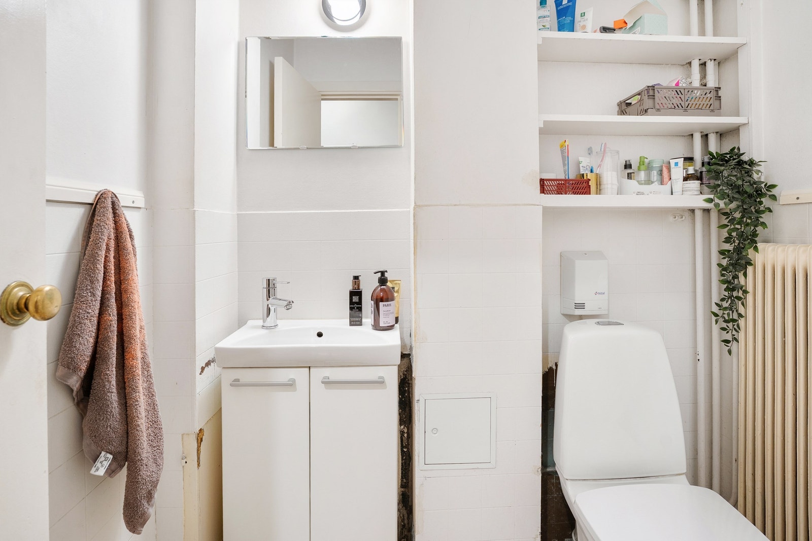 Separat toalettrom med flislagt gulv og malte veggflater. Galleribilde