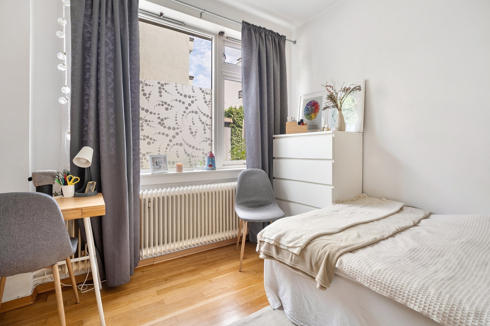 Store vindusflater sikrer rikelig med naturlig lysinnslipp. Galleribilde