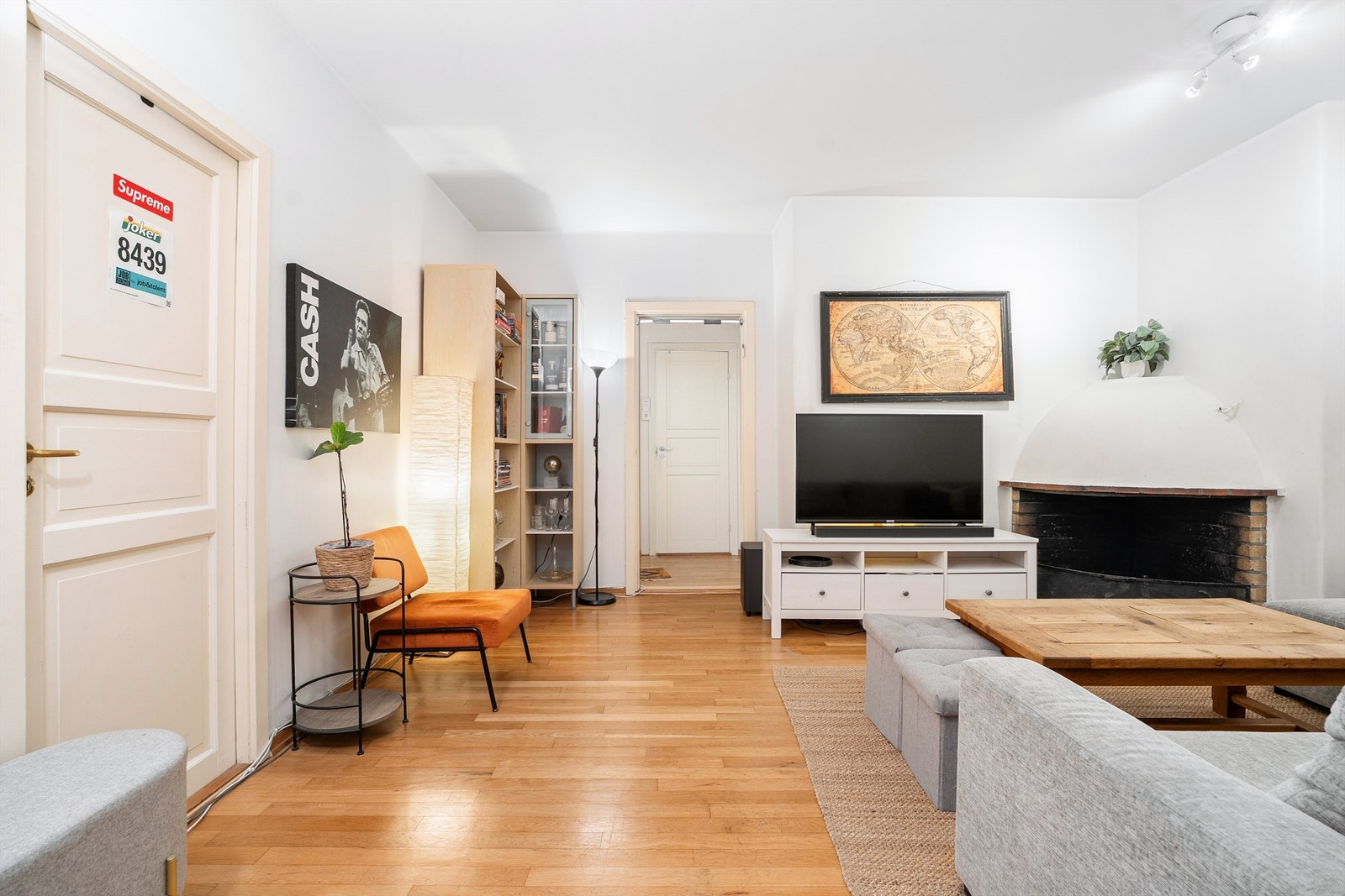 Det er god plass til oppbevaring i skap og kommoder. Galleribilde