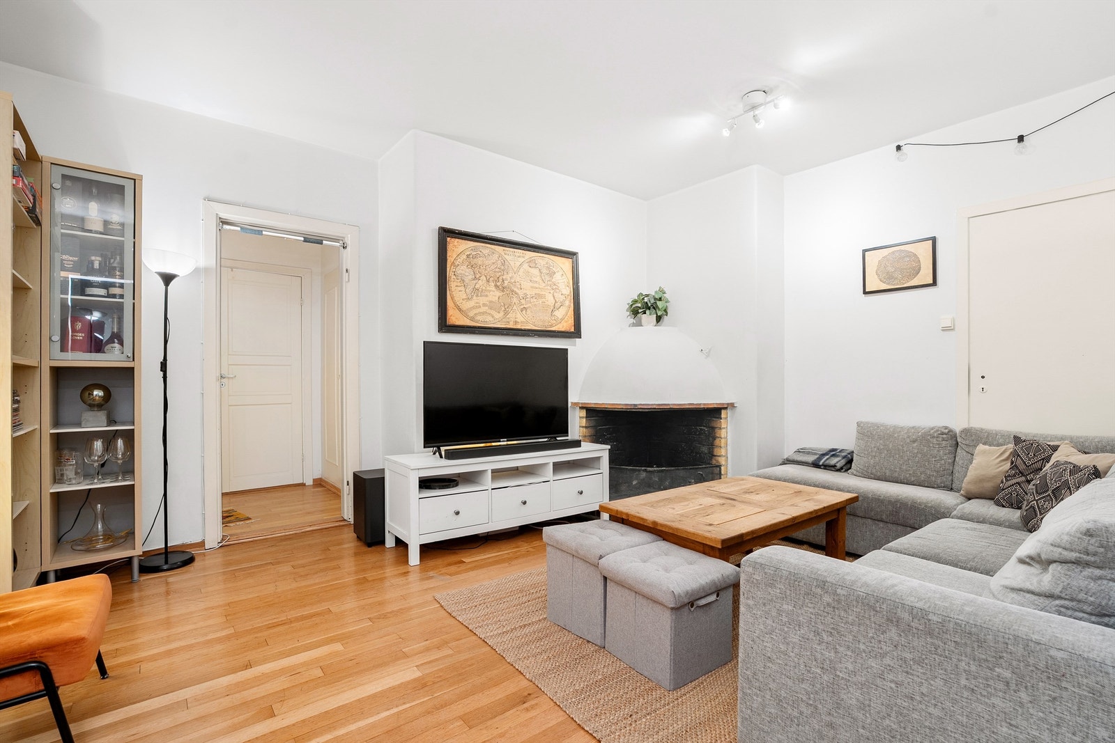 Leilighetens hall er romslig og har god plass til sofa med tilhørende møblement. Galleribilde