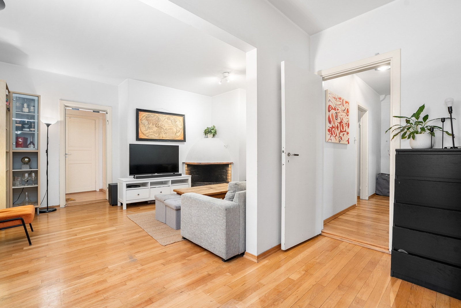 Leiligheten er malt i nøytrale lyse toner. Galleribilde