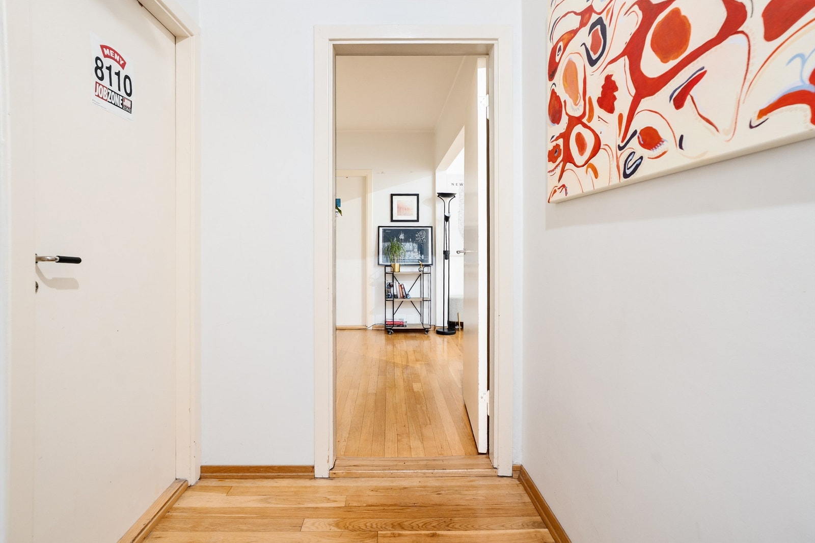 Lyse overflater går igjen i hele leiligheten. Galleribilde