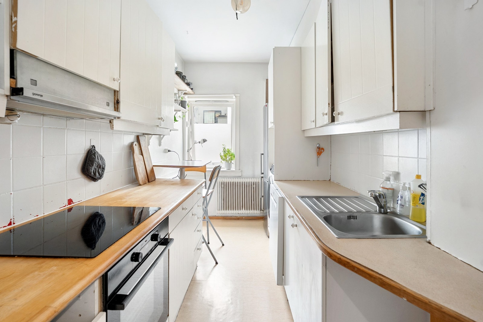 Leiligheten har kjøkkeninnredning med profilerte fronter og benkeplate i laminat. Galleribilde