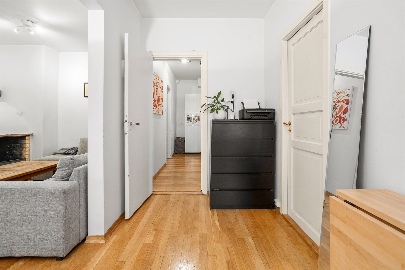 Hallen ligger midt i leiligheten, og har god tilknytning til resten av rommene. Galleribilde