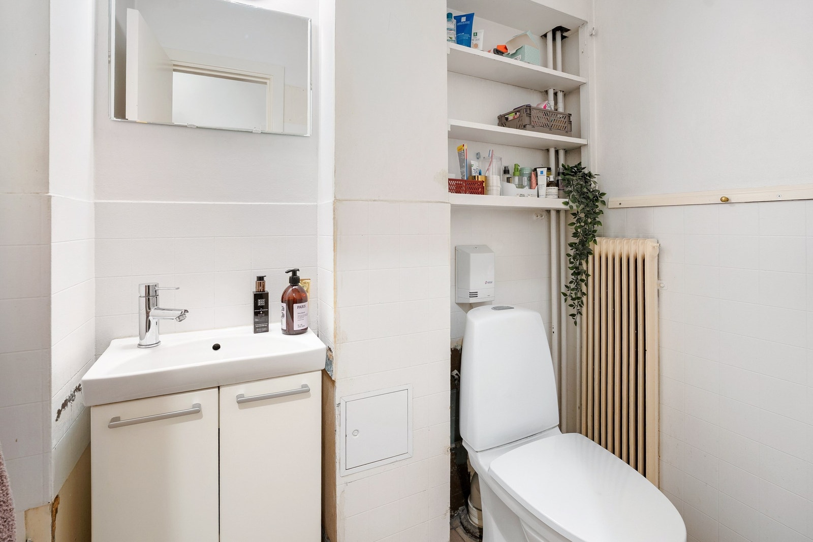 Det er gode oppbevaringsmuligheter i hylle over toalett, og i skap under servanten. Galleribilde