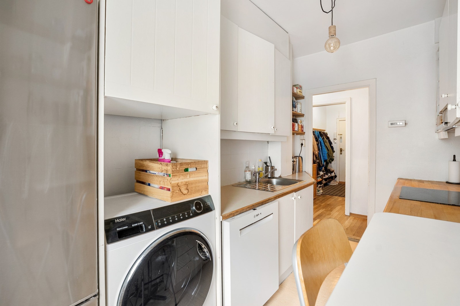 Det er frittstående kjøleskap med frysedel, og opplegg for vaskemaskin, oppvaskmaskin og komfyr. Galleribilde