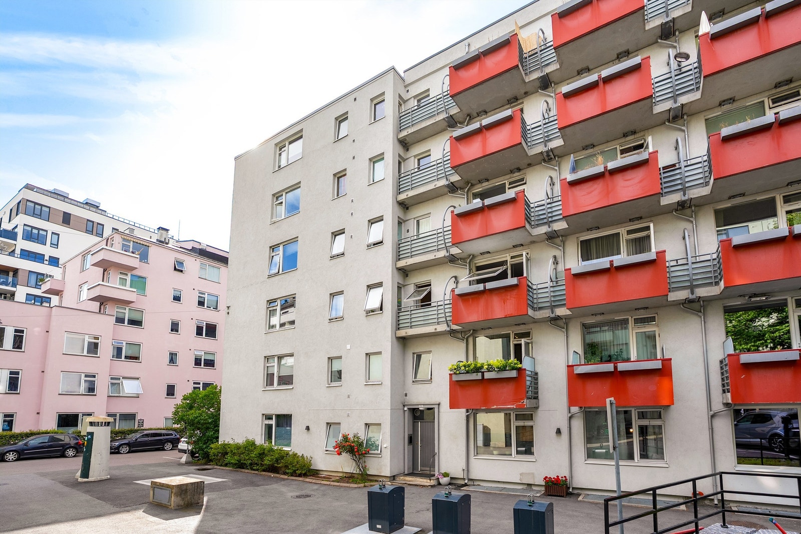 Majorstukrysset er et knutepunkt når det gjelder offentlig kommunikasjon. Her finnes det t-bane, trikk og buss samt taxiparkering like ved. Galleribilde