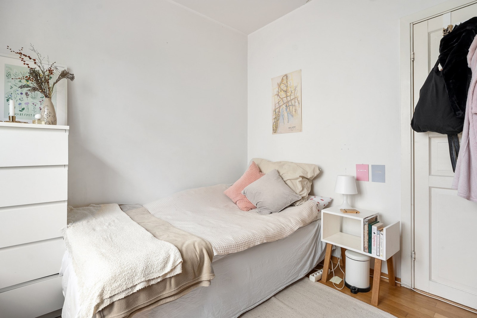 Lyst og romslig soverom. Galleribilde