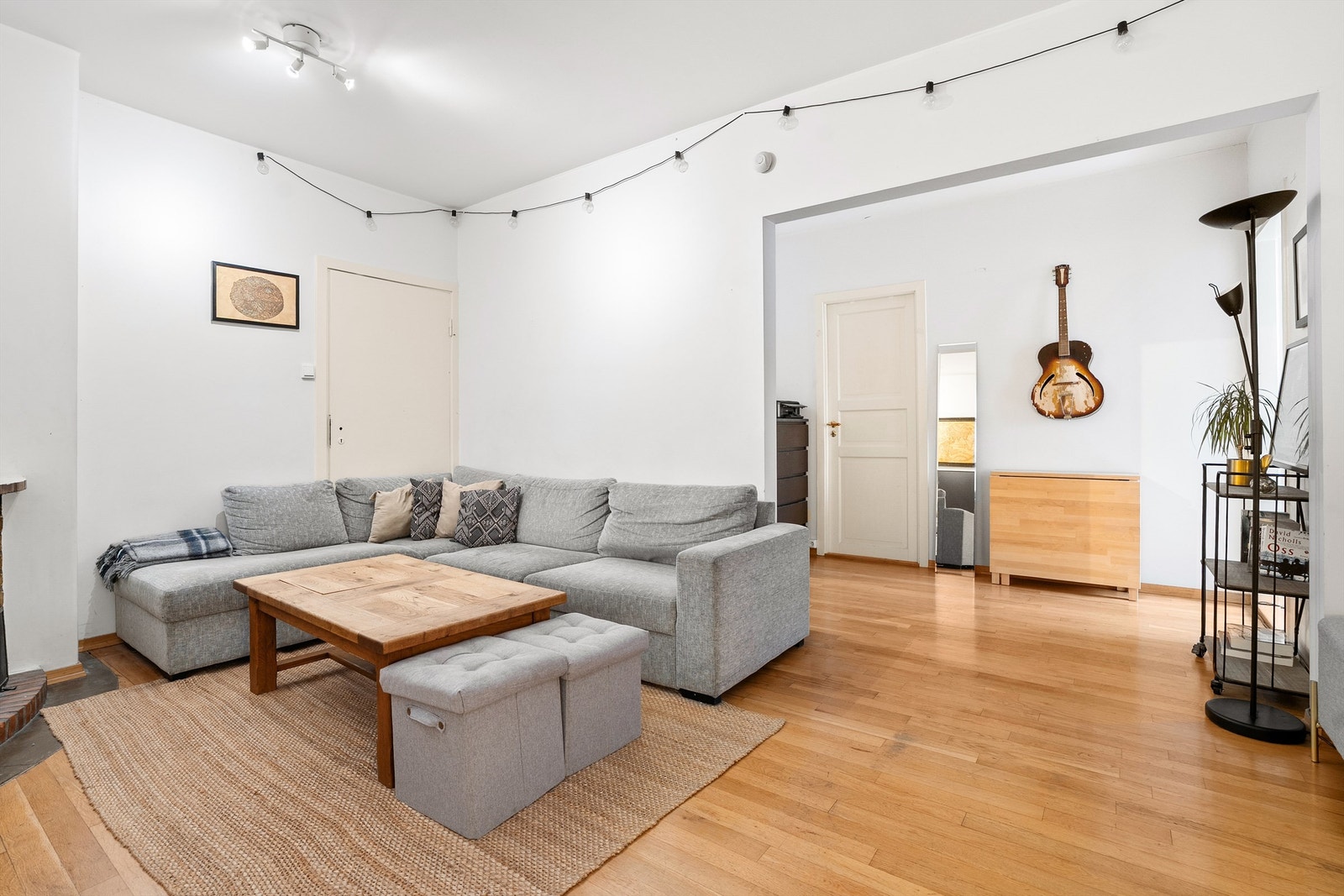 Spennende leilighet med stort potensiale. Fyring, varmtvann , kabel-tv og internett inkludert i husleien. Galleribilde