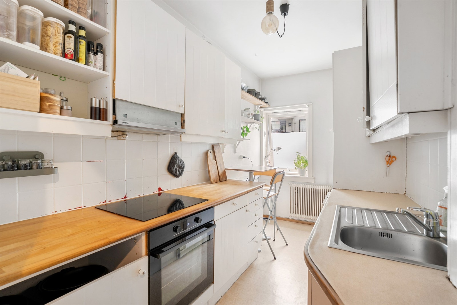 En 5-roms selveierleilighet med godt utnyttet planløsning beliggende stille og tilbaketrukket mot gårdsrom. Galleribilde