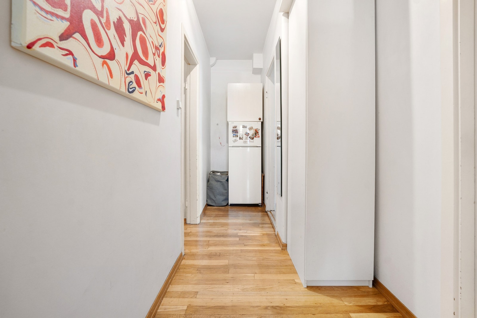 Gode muligheter for oppbevaring i leiligheten. Galleribilde