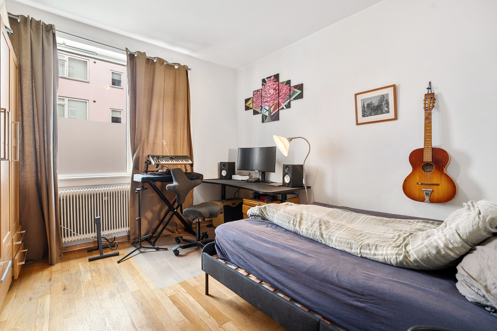 Soverom to har også plass til seng med tilhørende nattbord. Galleribilde