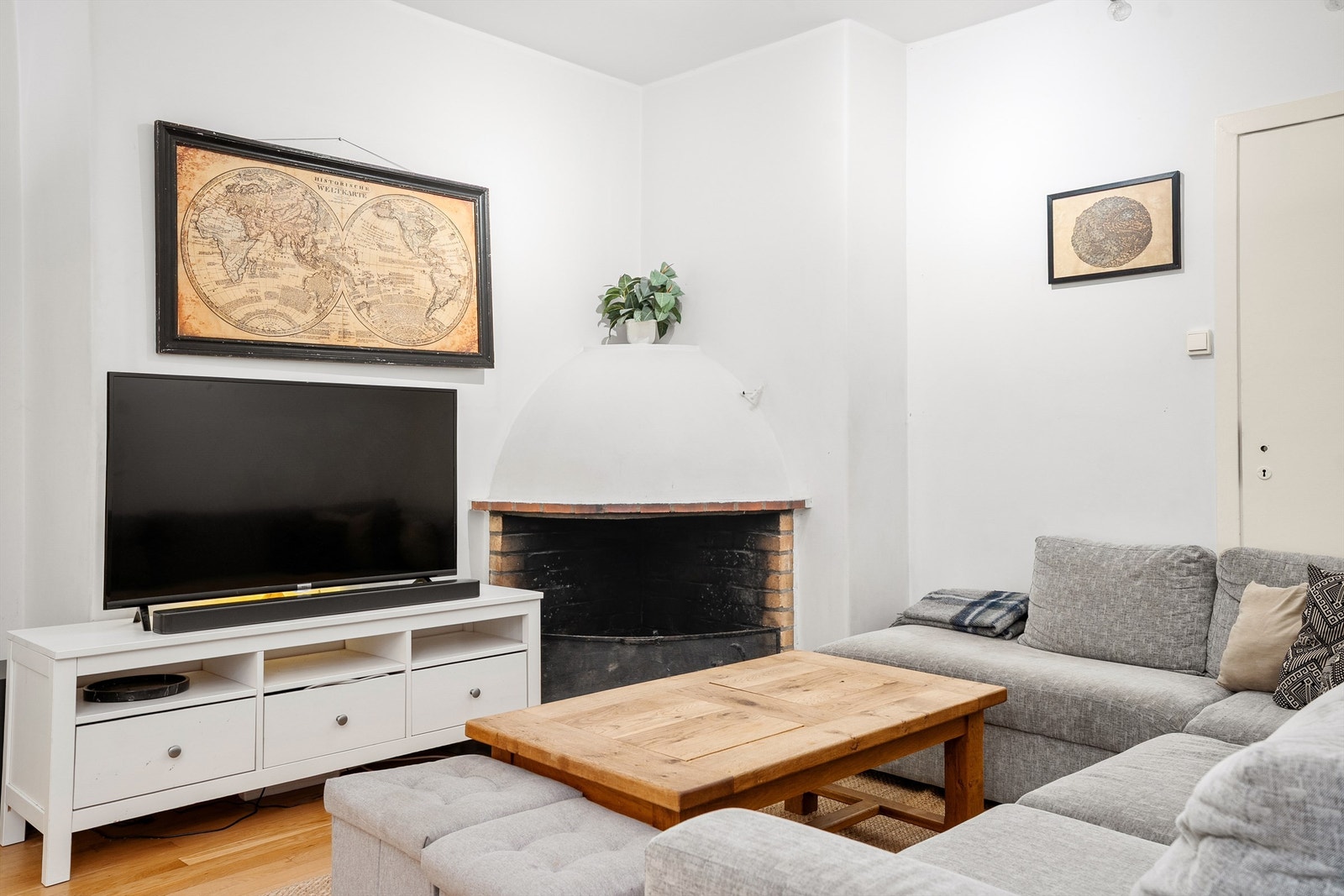 Hallen er utstyrt med en åpen vedfyrt peis som skaper en lun stemning og som varmer godt på kaldere dager. Galleribilde