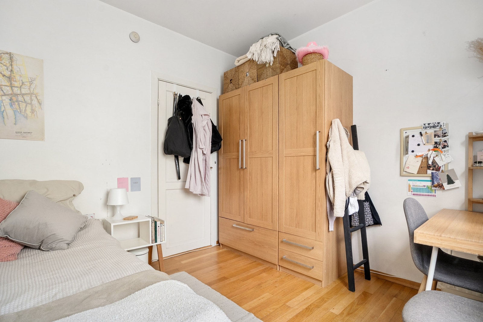 Soverommet har god plass garderobeløsninger. Galleribilde