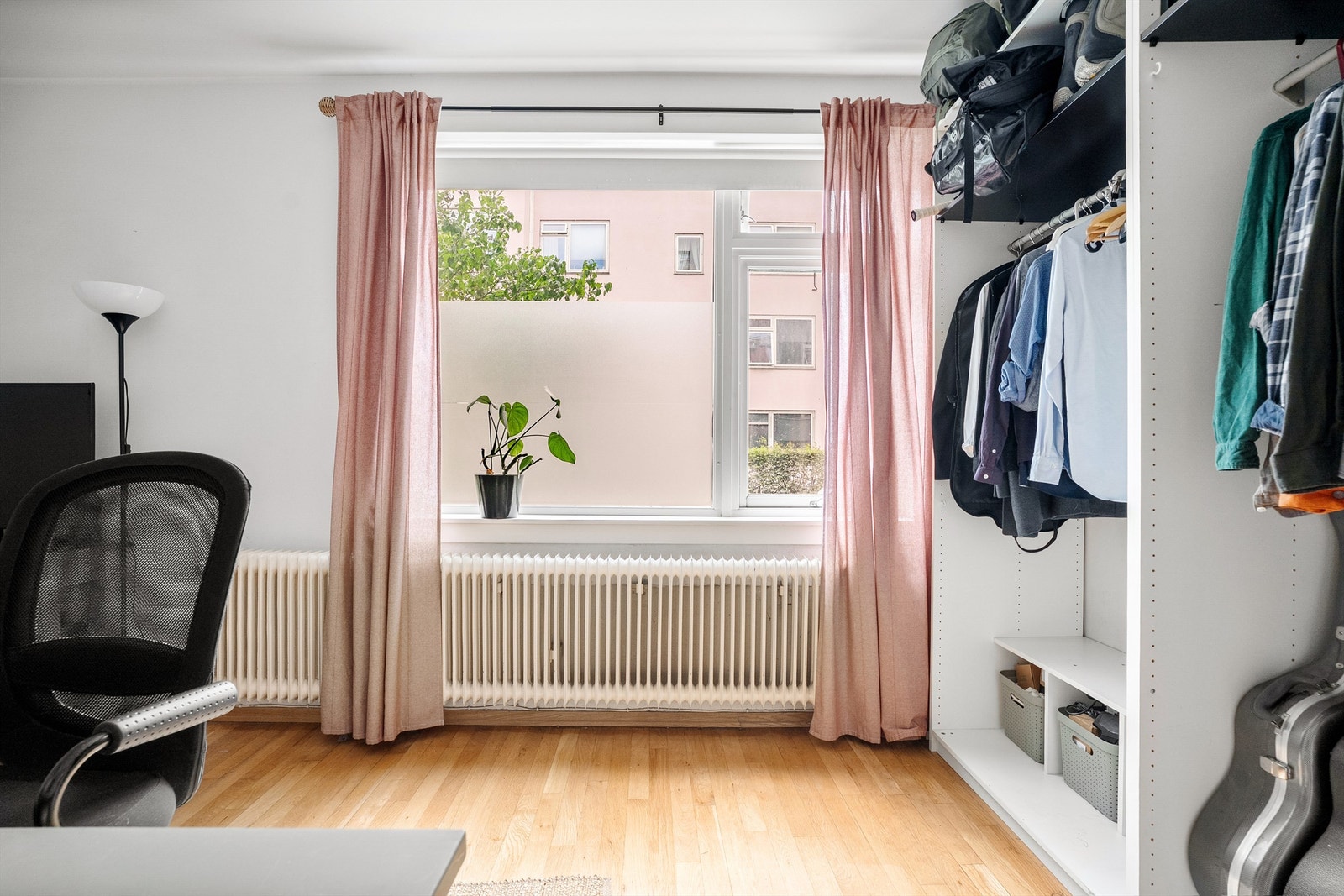 Store vindusflater skaper en luftig romfølelse. Galleribilde