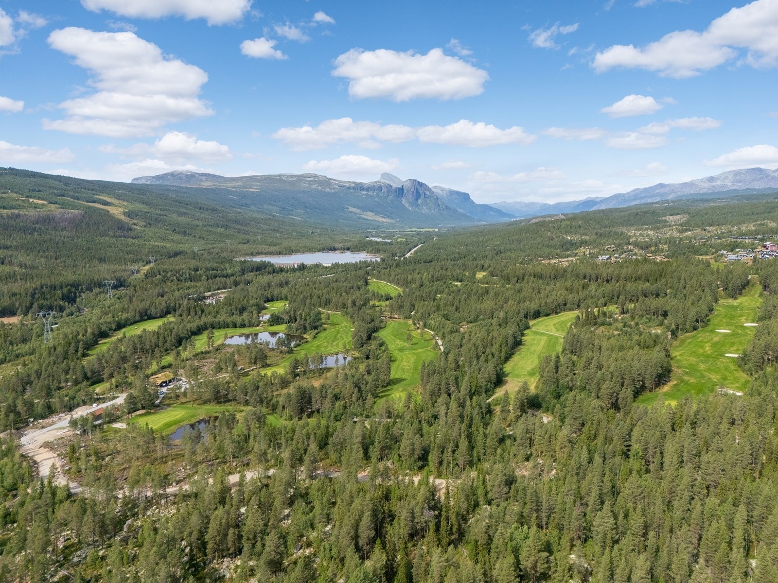 Tomtene ligger oppover langs hull 9. Perfekt solvending Galleribilde