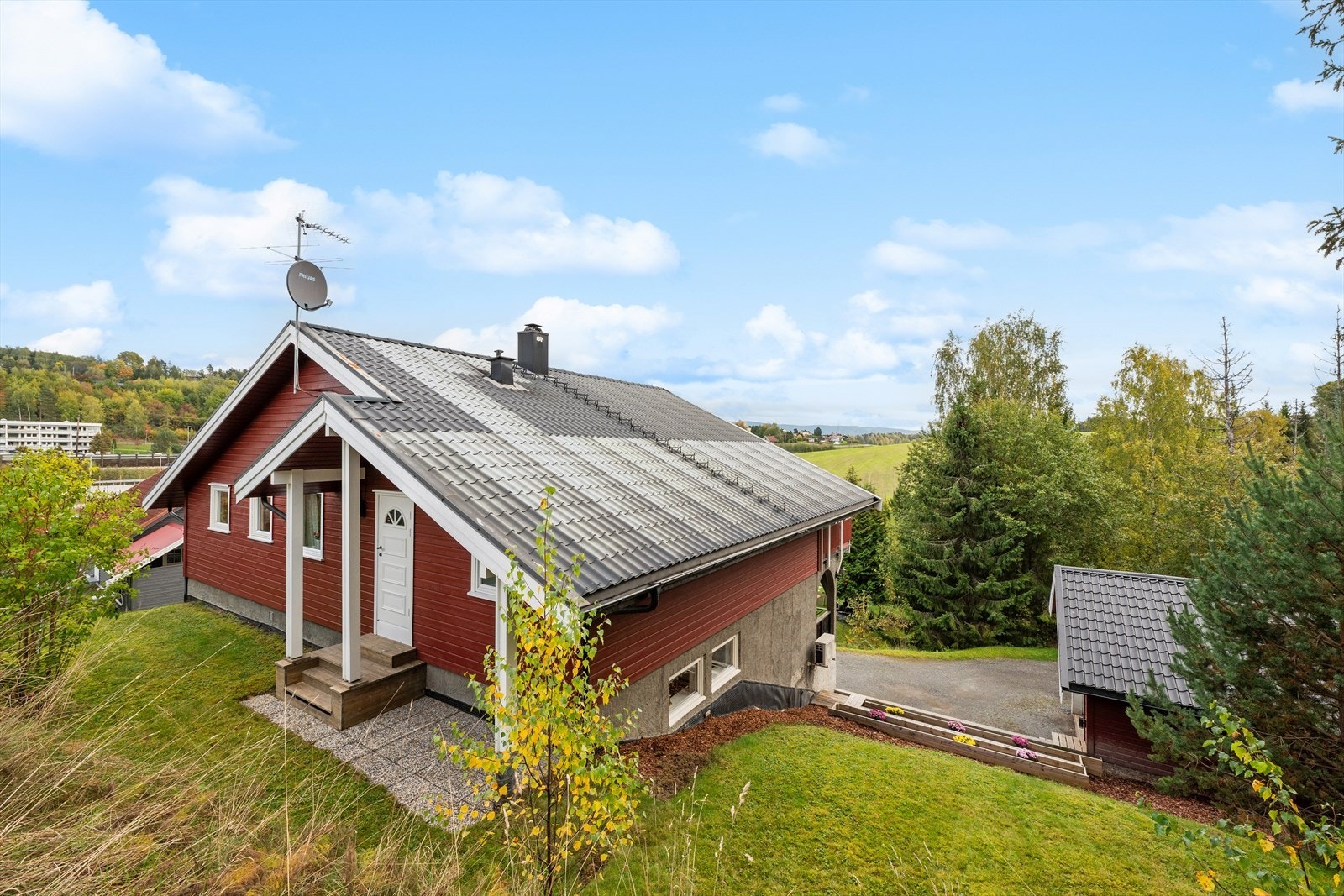 Boligen har egen utgang bak til hage. Galleribilde