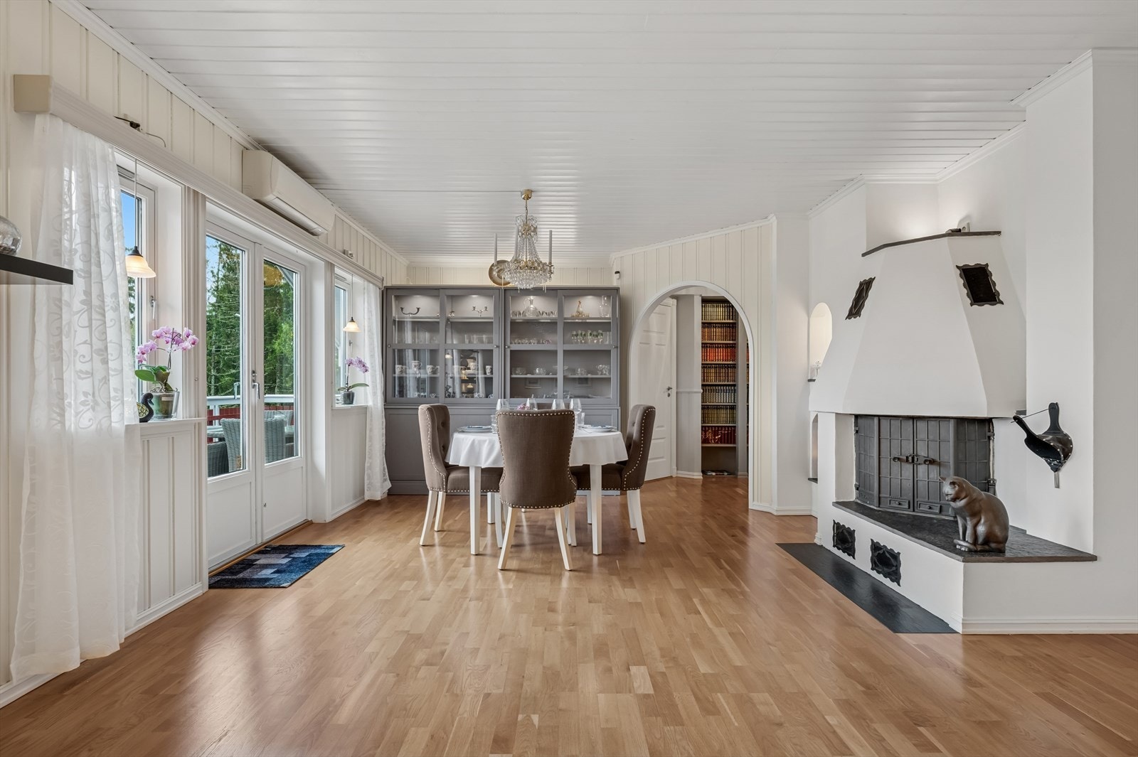 Det er montert en flott vedovn i stuen. Denne sørger for lun varme, og flammebildet gir en god stemning i rommet på mørke og kalde kvelder. Galleribilde